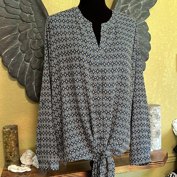 Pleione Button Down Shirt With Front Tie - Picture 2 of 9